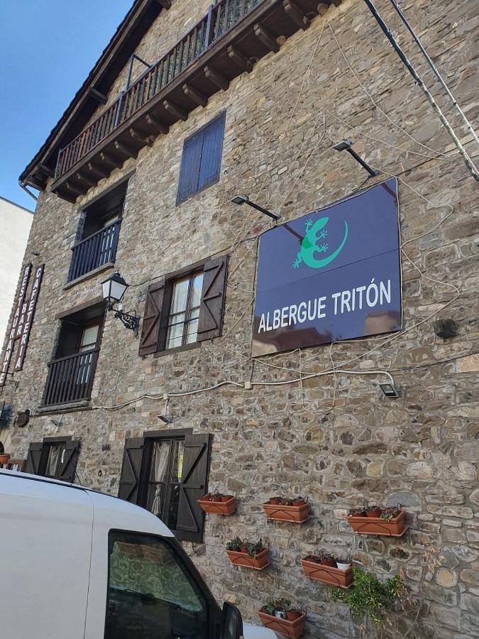 Albergue Triton - Villanúa Εξωτερικό φωτογραφία